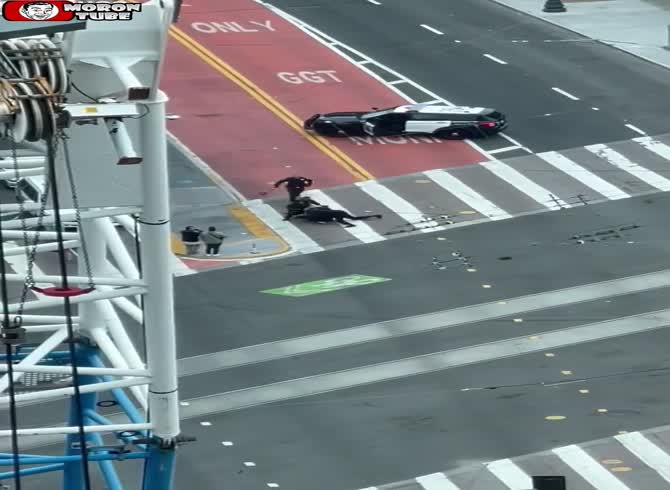 Video :In San Francisco, a suspect chains a police officer